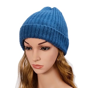 Gorro de invierno unisex de dos tonos, gorros de punto cálidos de nueva moda con forro de piel para hombres y mujeres, estilo informal, uso en la playa - Product Image 1