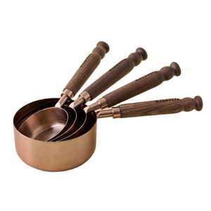 Ensemble de tasses à mesurer en laiton design avec poignées en bois pour la maison, la cuisine, l'hôtel et la restauration de luxe - Product Image 1