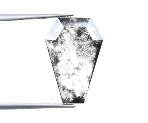 เพชรทรงโลงศพแบบพิเศษ 2.35 กะรัต สีซอลท์แอนด์เปปเปอร์ แฟนซี คัลเลอร์ เลเซอร์เจาะ เพาะเลี้ยงในห้องปฏิบัติการ เพชรเม็ดเดี่ยวแบบซอลท์แอนด์เปปเปอร์สั่งทำพิเศษ - Product Image 1