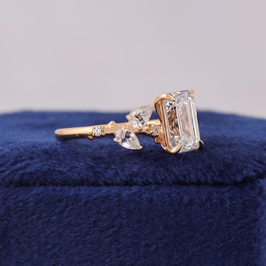 Anillo de Compromiso con Diamante Corte Esmeralda en Oro Amarillo, con Piedra Lateral en Forma de Pera, Anillo de Novia de Inspiración Vintage, Anillo de Promesa de Lujo para Mujer - Product Image 2