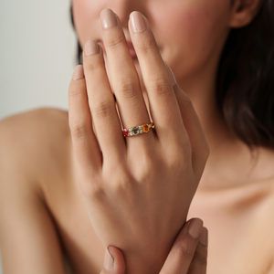 Bague à trois pierres en or jaune véritable K14, design personnalisé d'usine, minimaliste, multi-saphirs et diamants, bijoux fins en pierres précieuses, vente en gros - Product Image 4