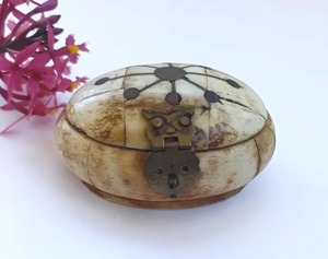 Boîte à bijoux artisanale avec incrustation d'os, fermoir en fer, design moderne et luxueux, écologique, couleur et logo personnalisables, boîte de rangement pour - Product Image 1