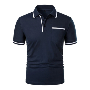 Polo bleu clair en gros avec poche pour homme, bordure contrastante, coupe ajustée, polo de golf personnalisé en mélange de coton, haut de sport pour le tennis - Product Image 4