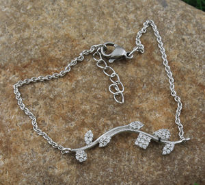 สร้อยคอจี้เงินแท้ 925 ชุบแพลตตินัม สไตล์วินเทจ ดีไซน์สวยงาม ประดับด้วยเพชร CZ สำหรับทุกเพศ พร้อมสายแบบกล่อง ยาว 18 นิ้ว สีขาว เหมาะเป็นของขวัญ - Product Image 1