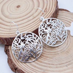 Boucles d'oreilles pendantes rondes ajourées en argent sterling 925 avec motif oiseau et branche, Memoria Jewels, vente en gros - Product Image 3