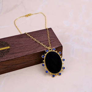 Collier en onyx noir naturel avec calcédoine bleue et chaîne plaquée or - Bijou délicat à maillons ajustables avec accents - Product Image 1