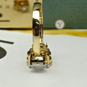 Bague de fiançailles et de mariage classique en or avec diamant ovale de 3 carats cultivé en laboratoire, certifié IGI, sertissage invisible, idéale pour les fêtes - Product Image 3