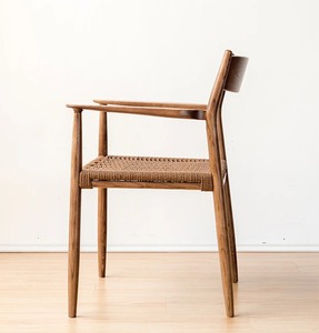 Chaise en bois massif artisanale avec assise en tissage naturel, style scandinave minimaliste, pour restaurants et projets d'aménagement intérieur - Product Image 3