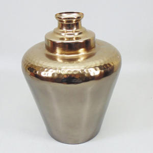 Vase à fleurs élégant en aluminium avec finition polie, vase de table moderne pour salon, hôtel, décoration Diwali, design Art Déco - Product Image 1