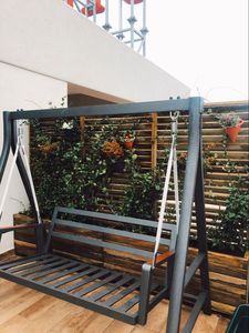 Siège de balançoire traditionnel en fer avec cadre métallique décoratif pour la maison, le jardin et les meubles d'extérieur - Product Image 1
