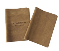 Porte-menu en cuir véritable de haute qualité, format A5, couleur beige, avec logo gaufré à chaud en laiton, idéal pour hôtels et restaurants, personnalisable.