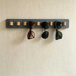 Porte-lunettes mural en bois massif design avec crochet en cuir naturel, solution de rangement artisanale pour un design d'intérieur moderne - Product Image 3