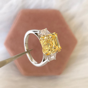 Bague de fiançailles en or blanc 10K massif, sertie d'un diamant CZ jaune canari taille Asscher avec découpe trapézoïdale latérale, double griffe taille Asscher - Product Image 4