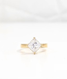 Anillo de compromiso de lujo Shama Gems con moissanita de corte princesa de 8 mm, plata de ley 925 chapada en oro amarillo, engaste de tres puntas - Product Image 1