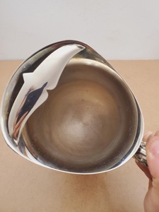 Jarra con acabado plateado de primera calidad, con asa ornamentada y base, perfecta para decoración del hogar y servicio de invitados, venta al por mayor desde India. - Product Image 3