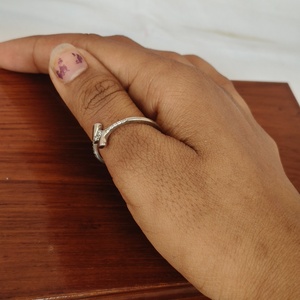 Anillo de Plata de Ley 925 con Circonita Cúbica en Barra, Diseño Abierto, Elegante y Romántico para Mujer, Acabado Pulido, Engaste Pavé - Product Image 1