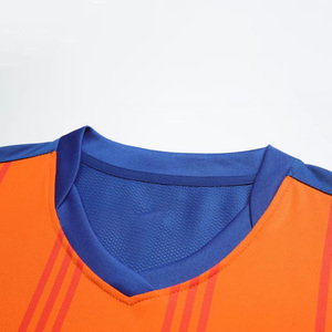 Ensemble de maillot de football en polyester tricoté pour homme, séchage rapide, rayé, col en V, uniforme de sport avec short, détection par aiguille, vente en gros - Product Image 2