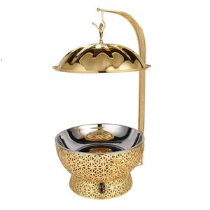 Con su acabado metálico dorado similar a un espejo, esta bandeja para calentar alimentos emana elegancia y una presentación profesional. - Product Image 3