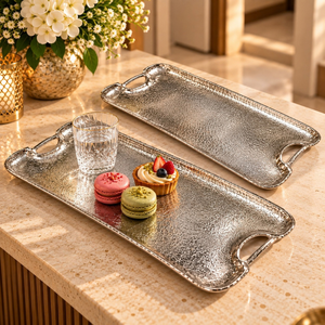 Plateau de présentation artisanal en aluminium argenté, profil rectangulaire martelé avec poignées intégrées |   Vaisselle raffinée pour servir avec élégance - Product Image 3