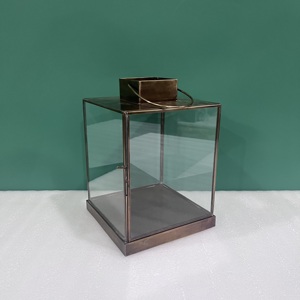 โคมไฟสี่เหลี่ยมทองเหลืองพร้อมแผงกระจกและมือจับโลหะสำหรับตกแต่งบ้าน - Product Image 5