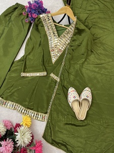 Salwar kameez décontractés d'excellente qualité avec broderies miroir pour les fêtes et les mariages, provenant d'un fournisseur indien. - Product Image 4