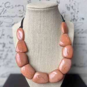 สร้อยคอทำมือจากเรซิ่นรักษ์โลกประดับลูกปัด รูปทรงตามสั่ง สีคอรัล เครื่องประดับแฟชั่นสำหรับคริสต์มาส - Product Image 1