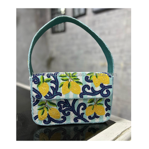 Pochette de luxe brodée de créateur, style classique à rabat, pour femmes, d'Inde - Product Image 1