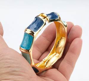 Ensemble de bracelets élégants pour femmes – Bracelets empilables en résine imprimée et métal doré, fournisseur de bijoux de mode, bracelets faits main de qualité supérieure - Product Image 2