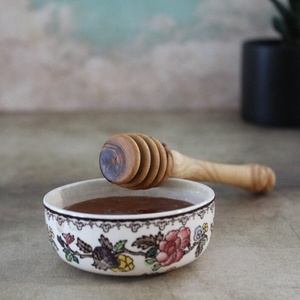Cuillère à miel artisanale en bois d'olivier : Décoration de cuisine de Jérusalem - Product Image 1