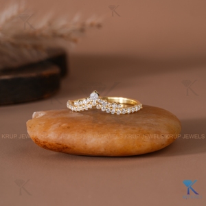 Bague de mariage incurvée en diamant de laboratoire, or jaune massif, avec pavé de chevron, bijoux de mariée raffinés pour femme, pour tous les jours - Product Image 2