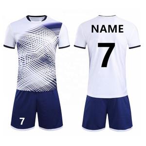 Uniforme de football personnalisable 100% polyester respirant pour hommes, design de col unique par sublimation pour l'été - Product Image 1
