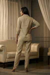 Ensemble de pyjama pour femmes en polyester/coton tissé brodé de fleurs beiges, chemise à manches trois quarts, pantalon droit, vêtements décontractés - Product Image 3