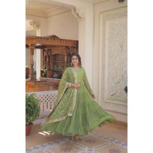 Robe de mariée de style bal en faux georgette brodée, longueur ras du sol, avec dupatta orné de perles et de paillettes - Product Image 4
