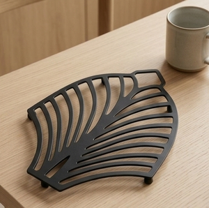 Posavasos de Acero Inoxidable con Diseño de Hoja Negra, Resistente al Calor, para Ollas y Mesas - Product Image 1