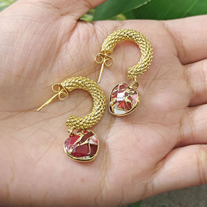 Boucles d'oreilles créoles délicates en forme de cœur, cuivre rouge et turquoise, laiton plaqué or 18 carats, bijoux de mode pour femme, texture maille, Huggies - Product Image 5