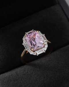 Anillo de compromiso de lujo con zafiro rosa talla cojín y halo de diamantes baguette y redondos en plata 925, estilo vintage, para ella - Product Image 3