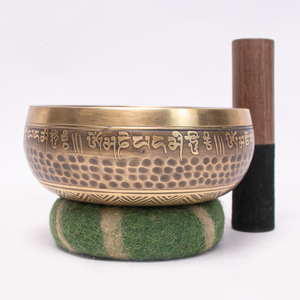 Ensemble de bols chantants tibétains faits à la main, en laiton, avec cinq Buddhas Dhyani en relief, pour la guérison sonore - Product Image 6