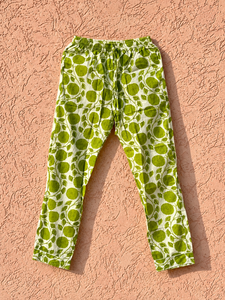 Ensemble de pyjama d'été pour femme, imprimé floral vert charmant, écologique, confortable, chemise boutonnée, pantalon assorti, pochette de voyage - Product Image 4