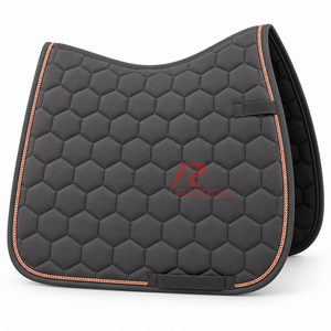 Sous-selles pour chevaux fabriquées avec des textiles de qualité supérieure, offrant un soutien rembourré et des motifs élégants pour les cavaliers recherchant le confort. - Product Image 2