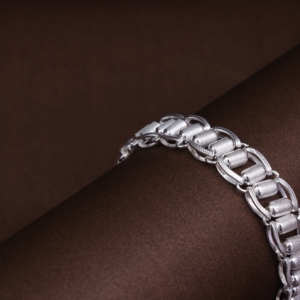 Bracelet chaîne en argent fin rhodié de qualité supérieure, léger, unisexe, bijou de mode pour un style de vie moderne et les événements quotidiens - Product Image 2