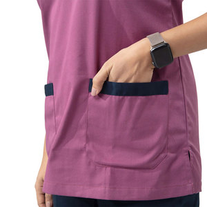 Blouse médicale rose pour femme avec bordure marine, en coton et polyester tissé, pour le personnel médical - Product Image 6