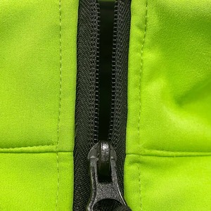 Chaqueta Softshell Verde Lima para Hombre, Cierre de Cremallera, Cuello Alto, Resistente al Agua, para Actividades al Aire Libre, Corte Regular, Temporada de Otoño - Product Image 6