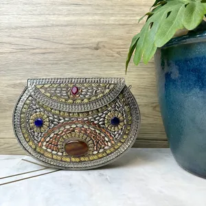 Bolso de Mano Estilo Vintage con Mosaico Kundan, Adornado con Gemas Brillantes y Detalles de Espejo, con Elegante Ornamentación Artesanal - Product Image 5