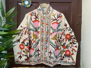 Chaqueta de terciopelo bordada Suzani, abrigo floral de lujo estilo bohemio, chaqueta artesanal de estilo llamativo, chaqueta de terciopelo estilo vintage, ropa para festivales - Product Image 3