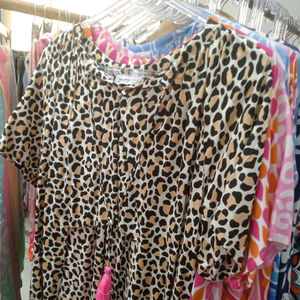 Camisa de Satén con Estampado de Estrellas Retro Mod, Azul Real Vibrante, Ligera, de Manga Larga, Cuello en V, con Detalle de Botones, para Mujer y Niña, Primavera-Verano - Product Image 1