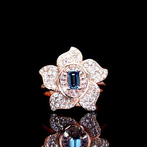 Bague de Fiançailles Florale de Luxe en Or Rose avec Diamant et Saphir Bleu de Laboratoire Certifié IGI, Motif Floral Inspiré de la Nature - Product Image 1