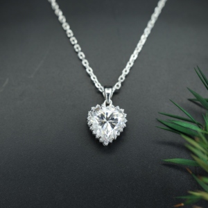 Collar con Colgante de Plata de Ley 925 con Moissanita en Forma de Corazón, Engaste de Garra Chapado en Oro de 14k, Estilo de Lujo Discreto Certificado - Product Image 1