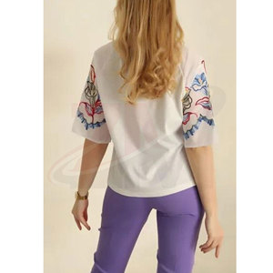 T-shirt blanc à broderie florale pour femmes, manches courtes, col rond, coupe ample, décontracté, 100% coton, haut de printemps et d'été - Product Image 2