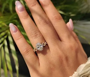 Bague de fiançailles de luxe en diamant rond brillant avec halo et pierres latérales étincelantes, bijoux fins pour mariage - Product Image 5