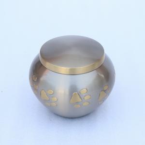 Urne funéraire moderne en laiton de haute qualité pour animaux de compagnie, modèle Odyssey, avec motif de patte gravé, électroplaquée et moulée pour le stockage des cendres d'animaux. - Product Image 5